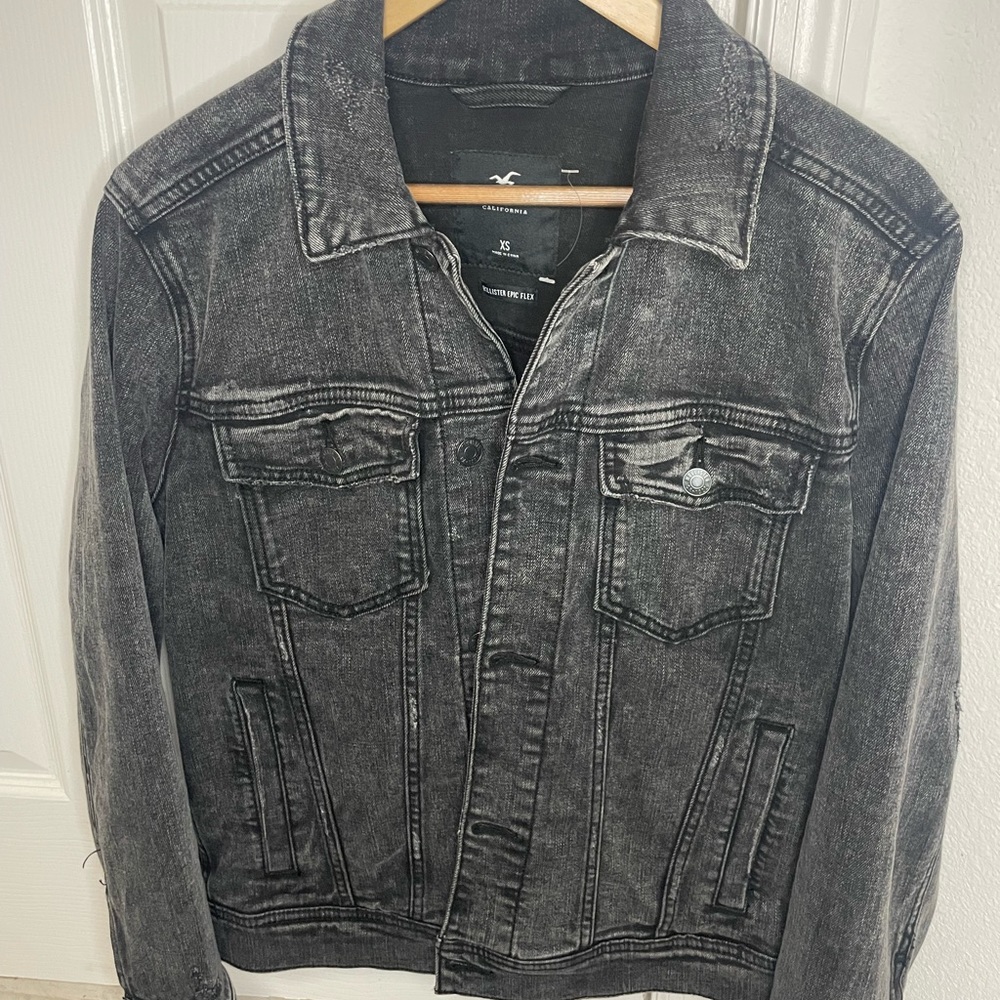 LIGHTWEIGHT DENIM TRUCKER JACKET